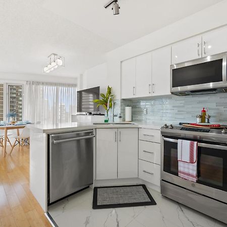 Modern 2-Bedroom Condo W Floor To Ceiling Windows Toronto Exteriör bild