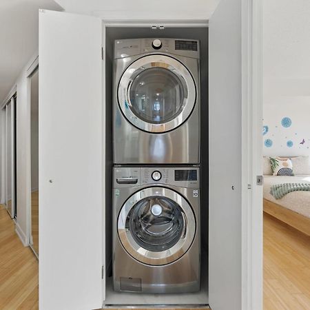 Modern 2-Bedroom Condo W Floor To Ceiling Windows Toronto Exteriör bild