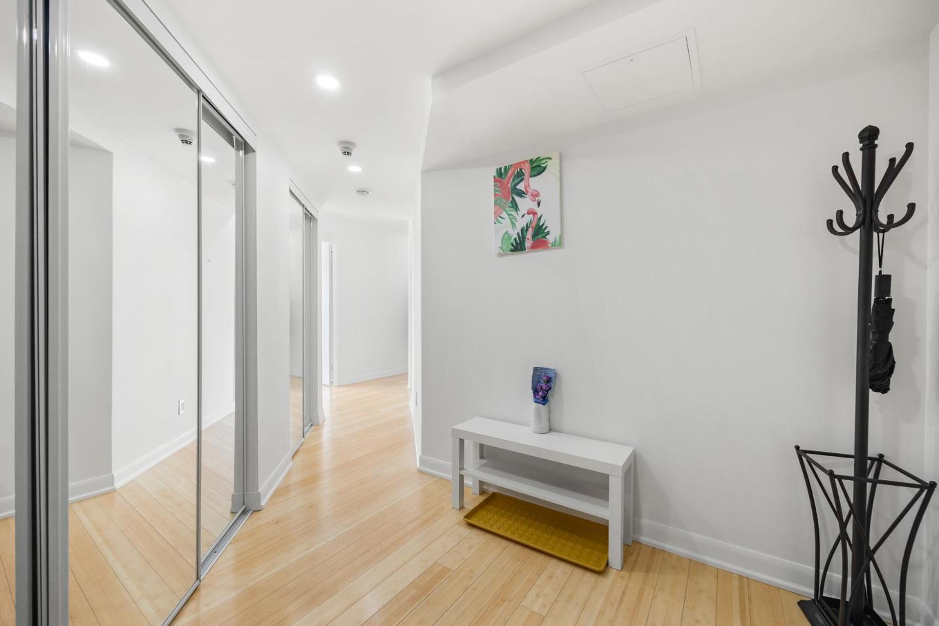 Modern 2-Bedroom Condo W Floor To Ceiling Windows Toronto Exteriör bild