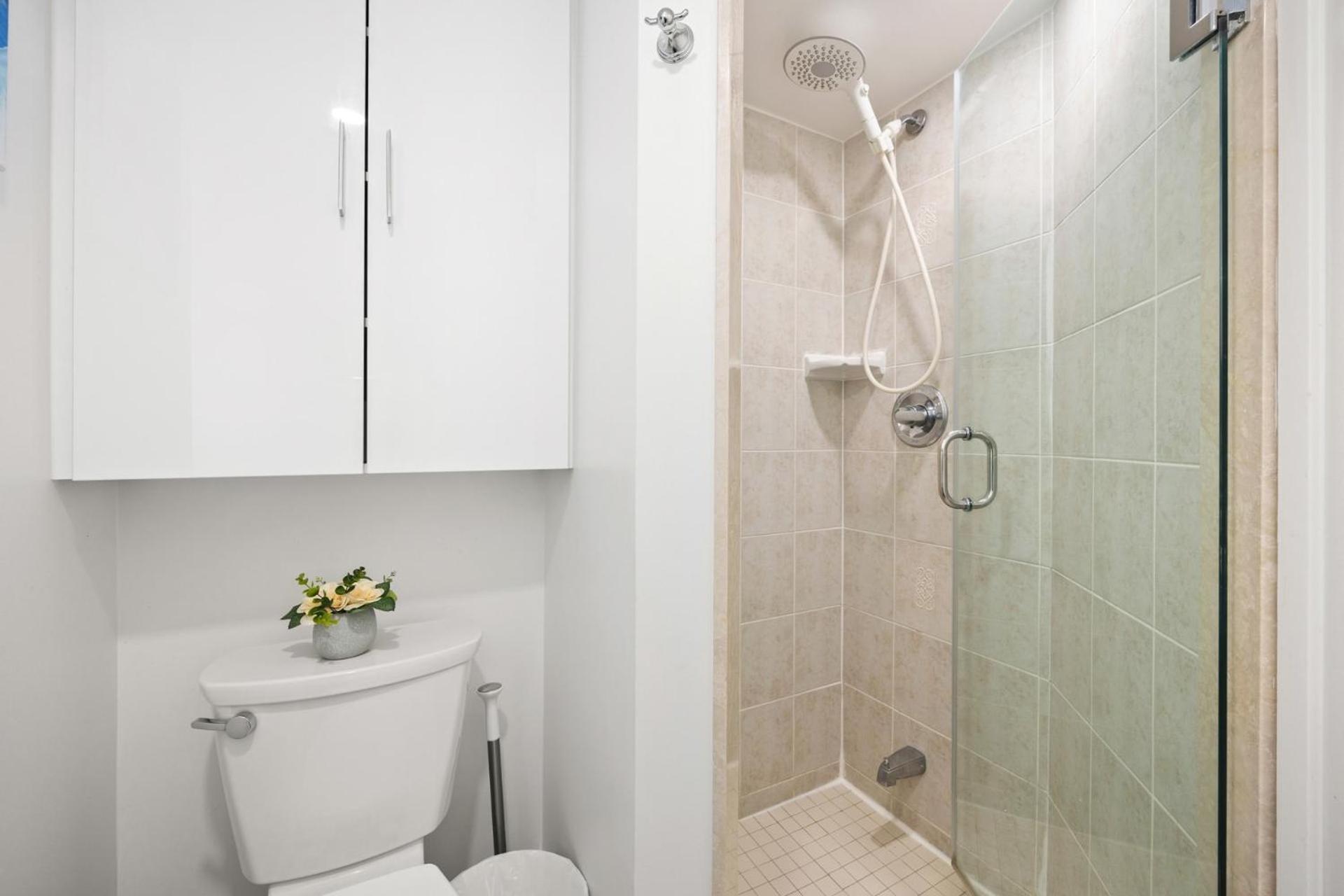 Modern 2-Bedroom Condo W Floor To Ceiling Windows Toronto Exteriör bild