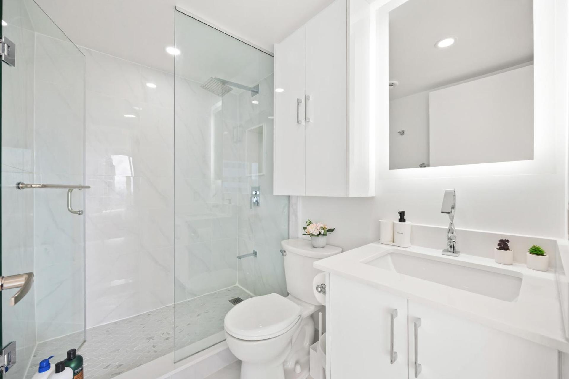 Modern 2-Bedroom Condo W Floor To Ceiling Windows Toronto Exteriör bild