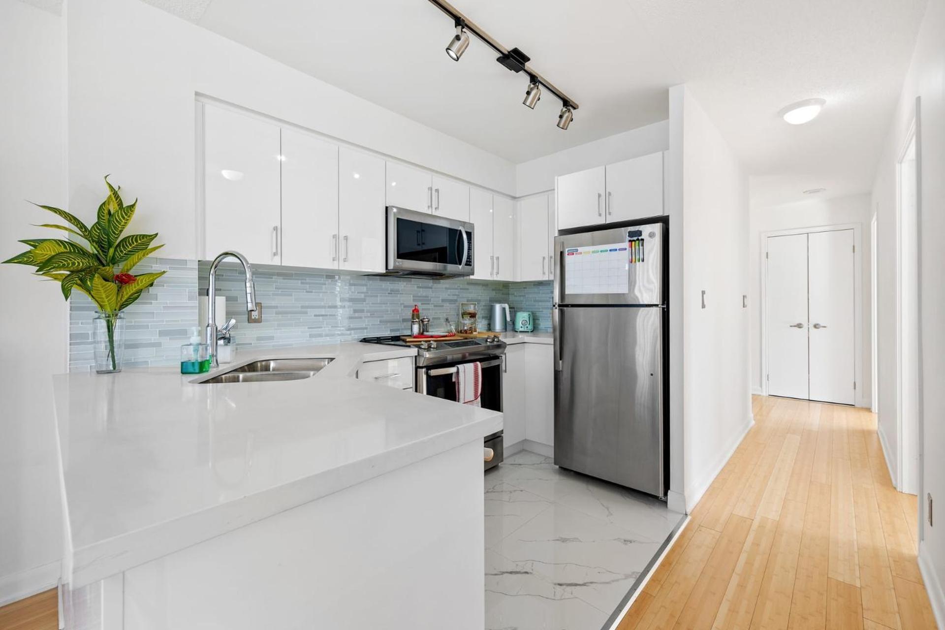 Modern 2-Bedroom Condo W Floor To Ceiling Windows Toronto Exteriör bild