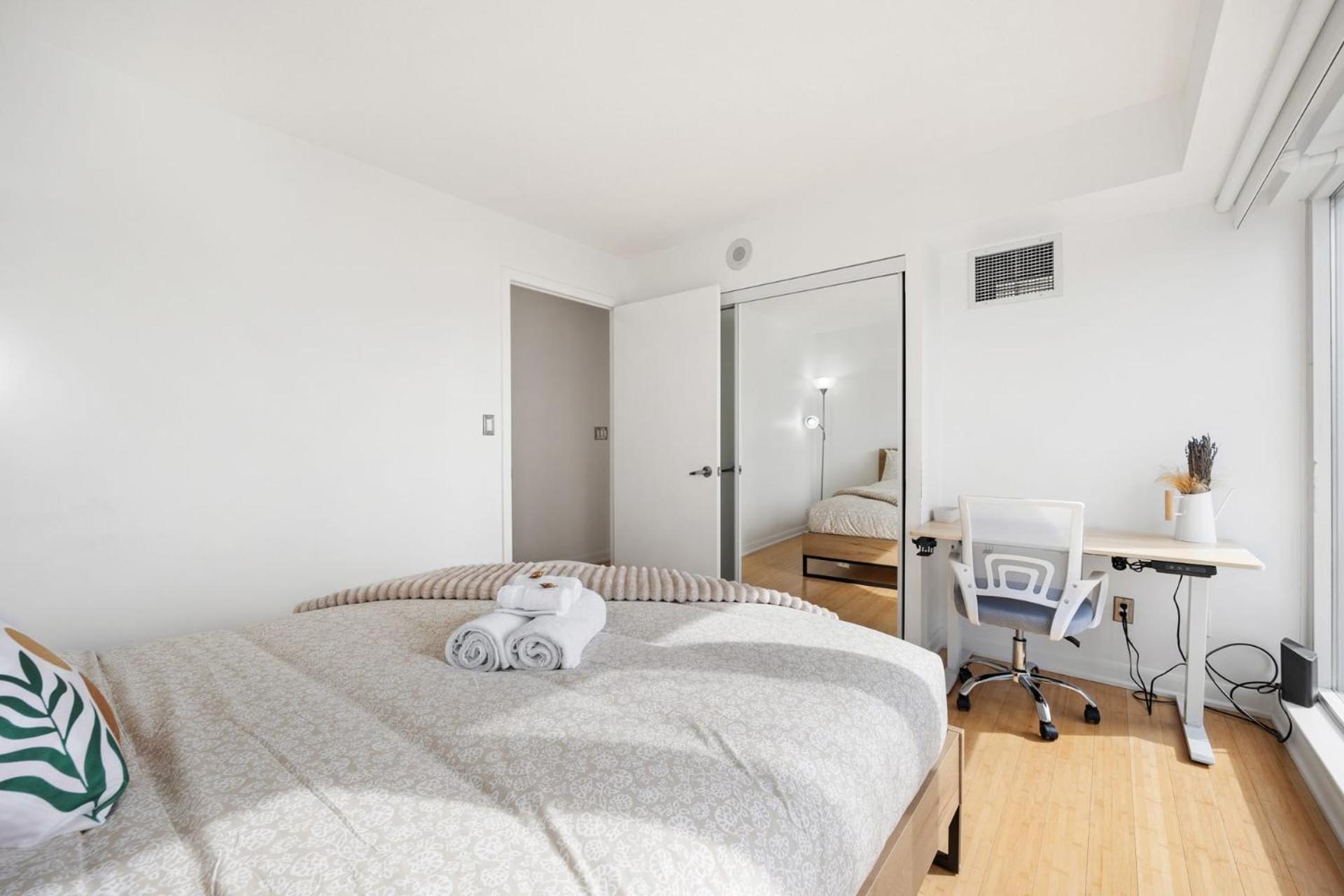 Modern 2-Bedroom Condo W Floor To Ceiling Windows Toronto Exteriör bild