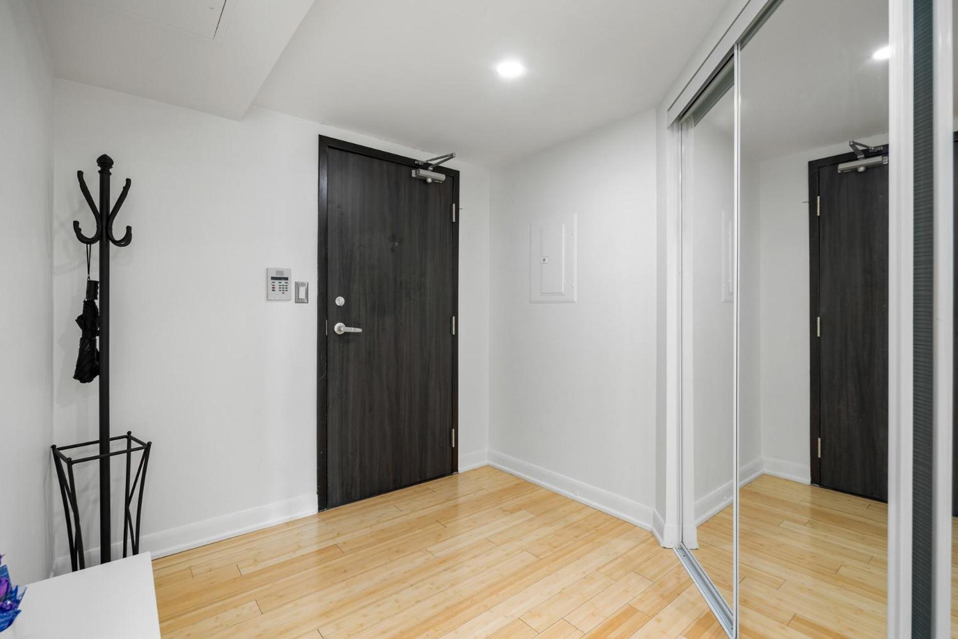 Modern 2-Bedroom Condo W Floor To Ceiling Windows Toronto Exteriör bild