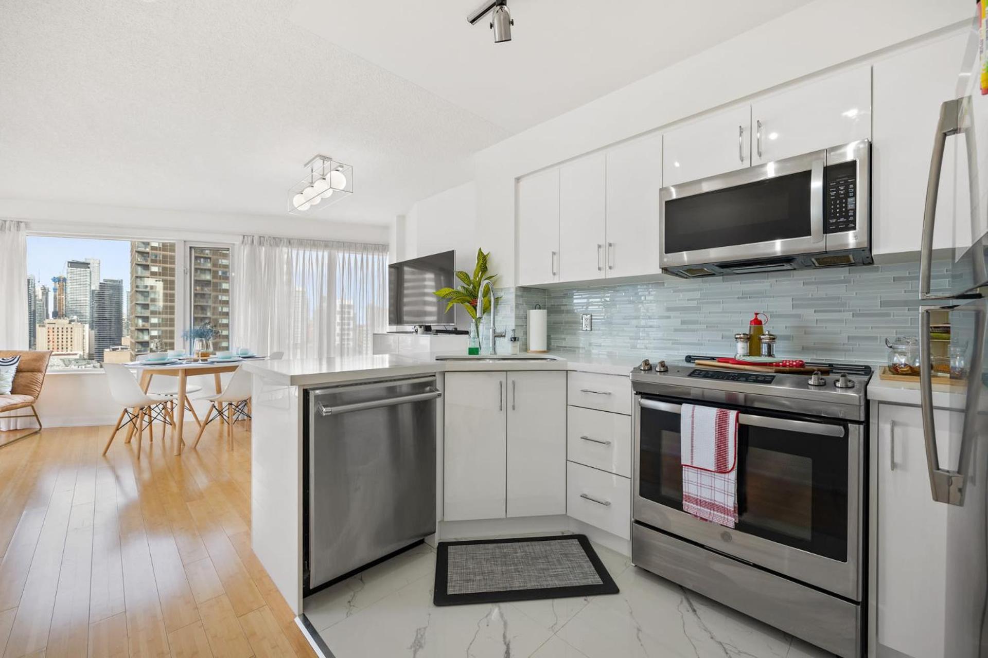 Modern 2-Bedroom Condo W Floor To Ceiling Windows Toronto Exteriör bild