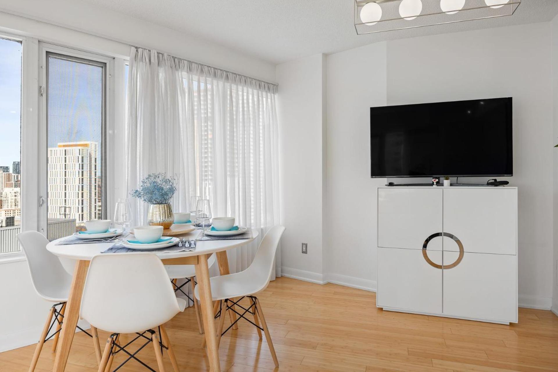 Modern 2-Bedroom Condo W Floor To Ceiling Windows Toronto Exteriör bild