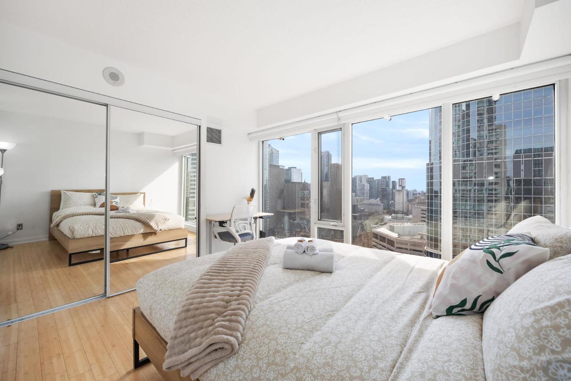 Modern 2-Bedroom Condo W Floor To Ceiling Windows Toronto Exteriör bild