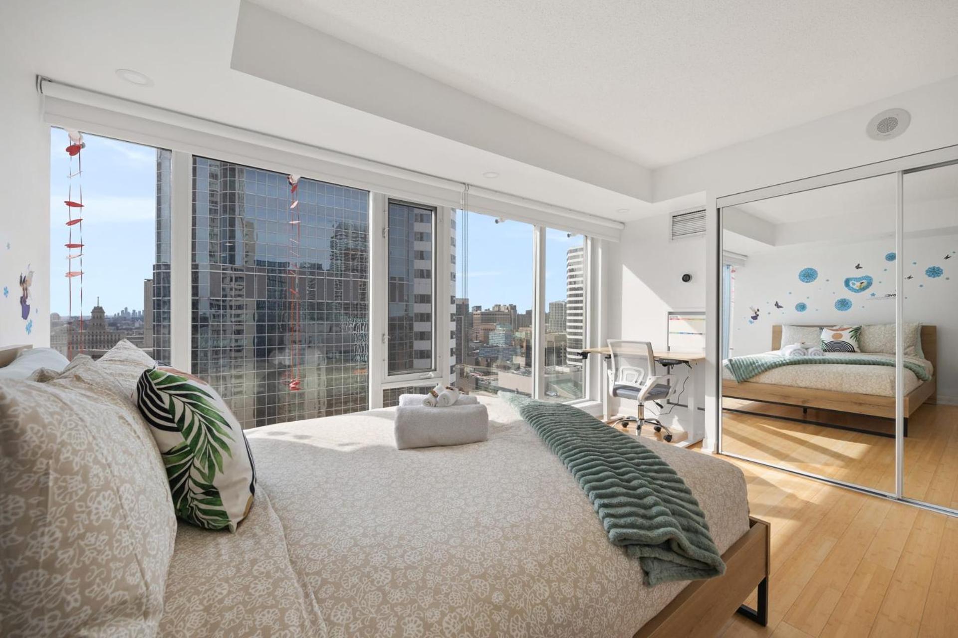Modern 2-Bedroom Condo W Floor To Ceiling Windows Toronto Exteriör bild
