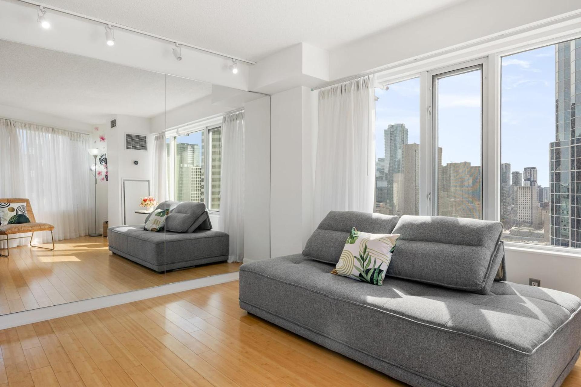 Modern 2-Bedroom Condo W Floor To Ceiling Windows Toronto Exteriör bild