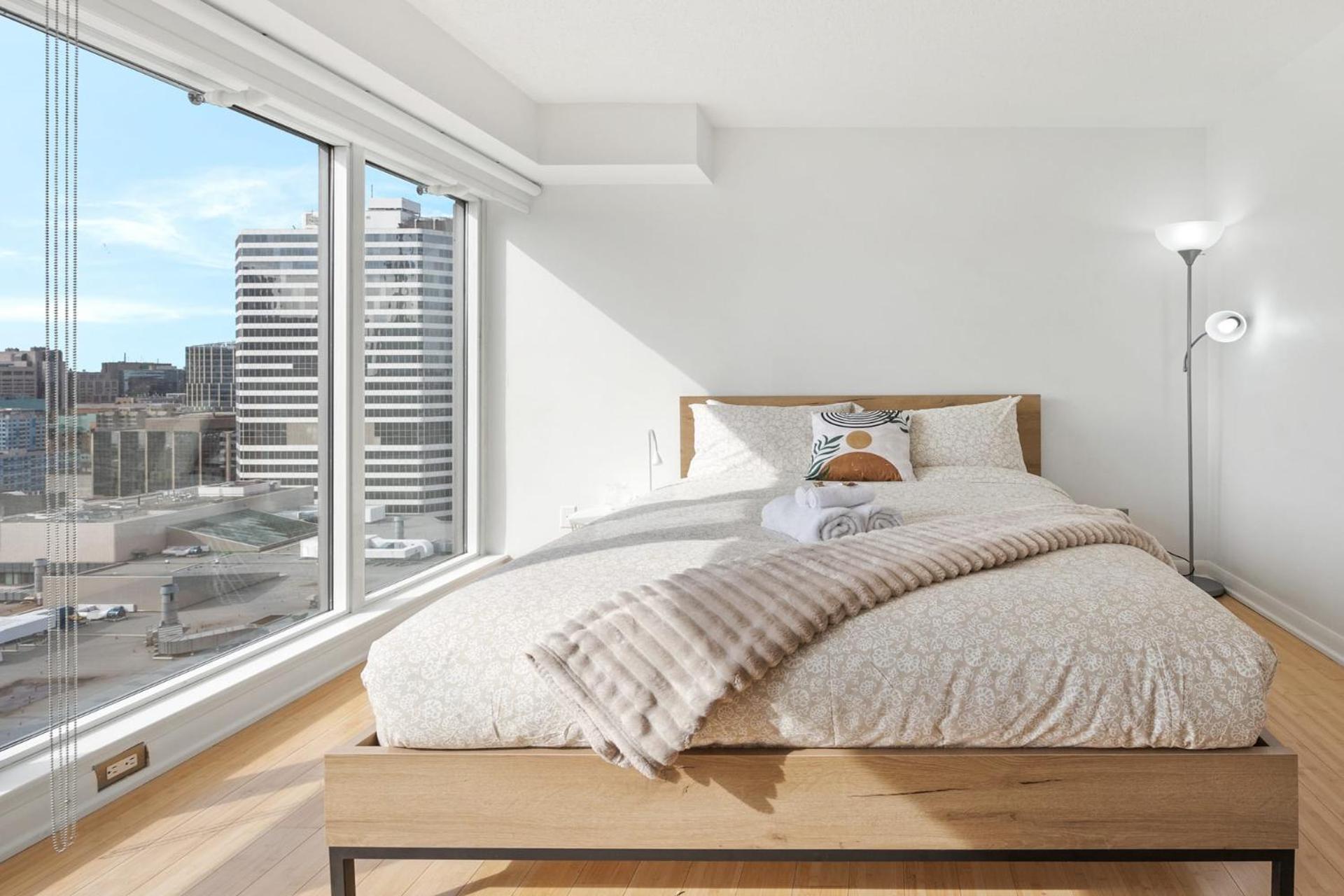Modern 2-Bedroom Condo W Floor To Ceiling Windows Toronto Exteriör bild