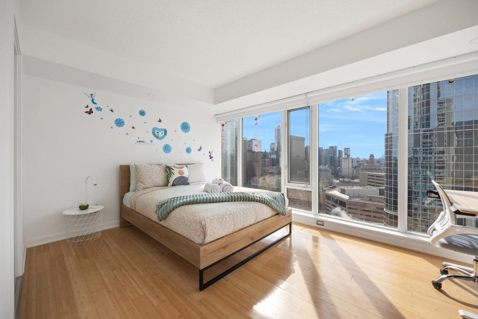 Modern 2-Bedroom Condo W Floor To Ceiling Windows Toronto Exteriör bild