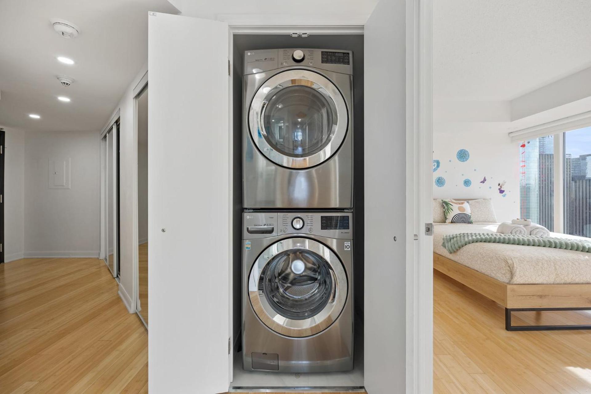 Modern 2-Bedroom Condo W Floor To Ceiling Windows Toronto Exteriör bild