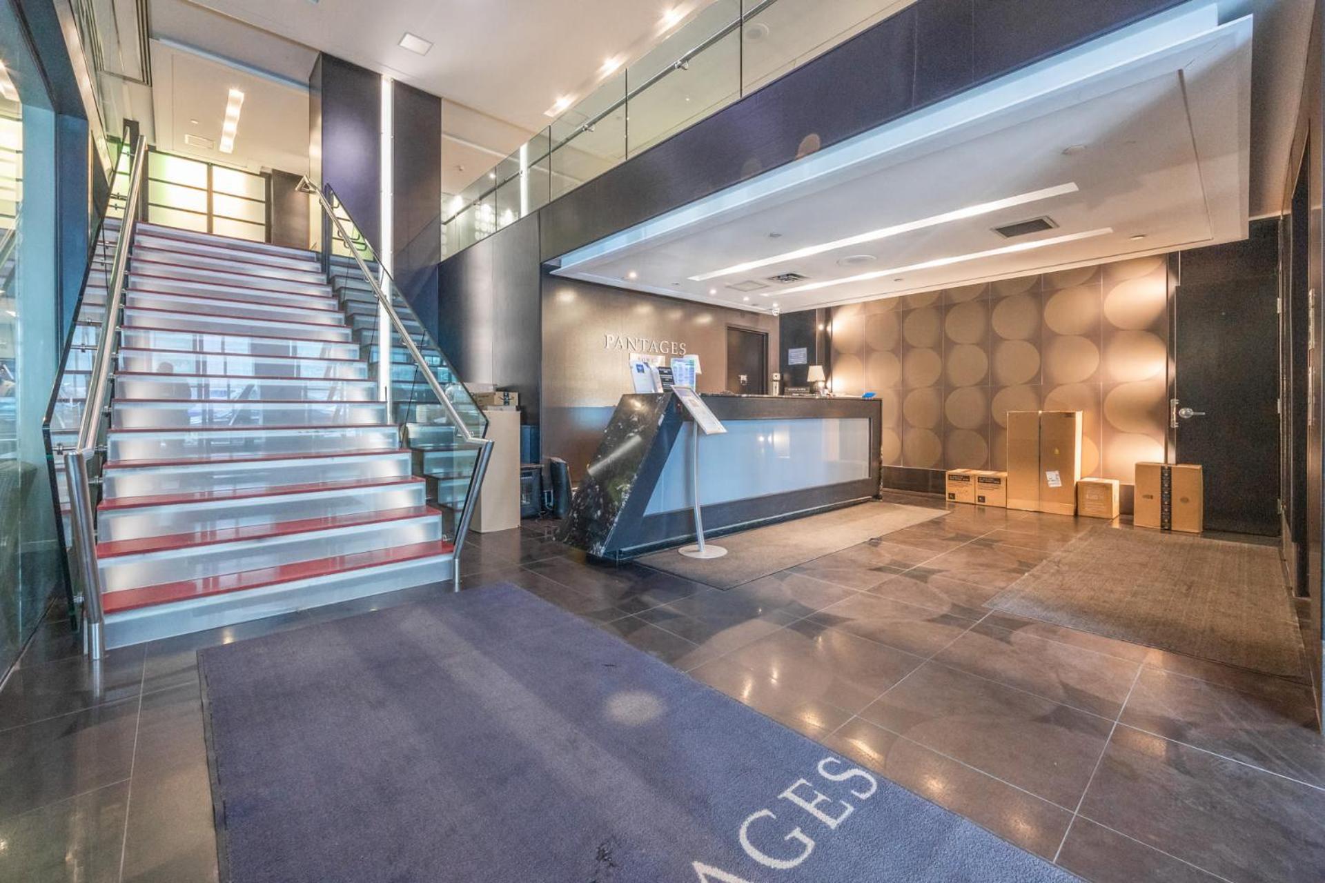 Modern 2-Bedroom Condo W Floor To Ceiling Windows Toronto Exteriör bild