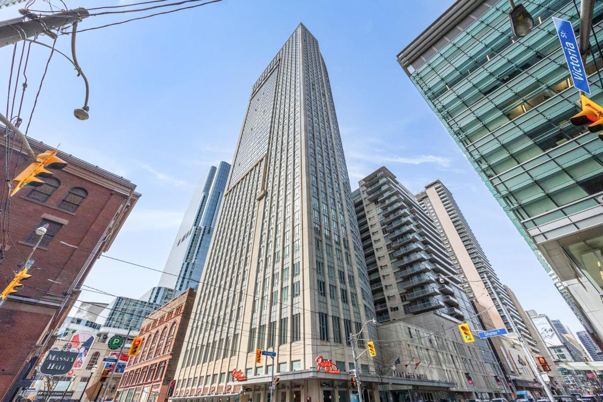 Modern 2-Bedroom Condo W Floor To Ceiling Windows Toronto Exteriör bild