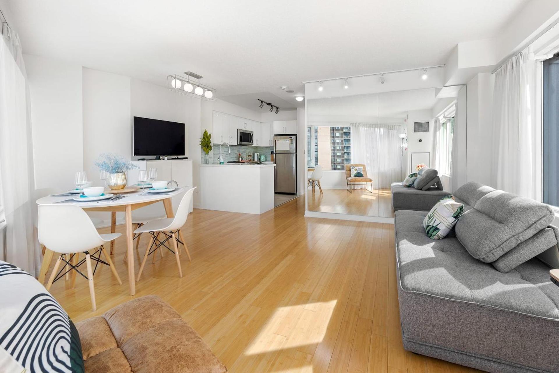 Modern 2-Bedroom Condo W Floor To Ceiling Windows Toronto Exteriör bild