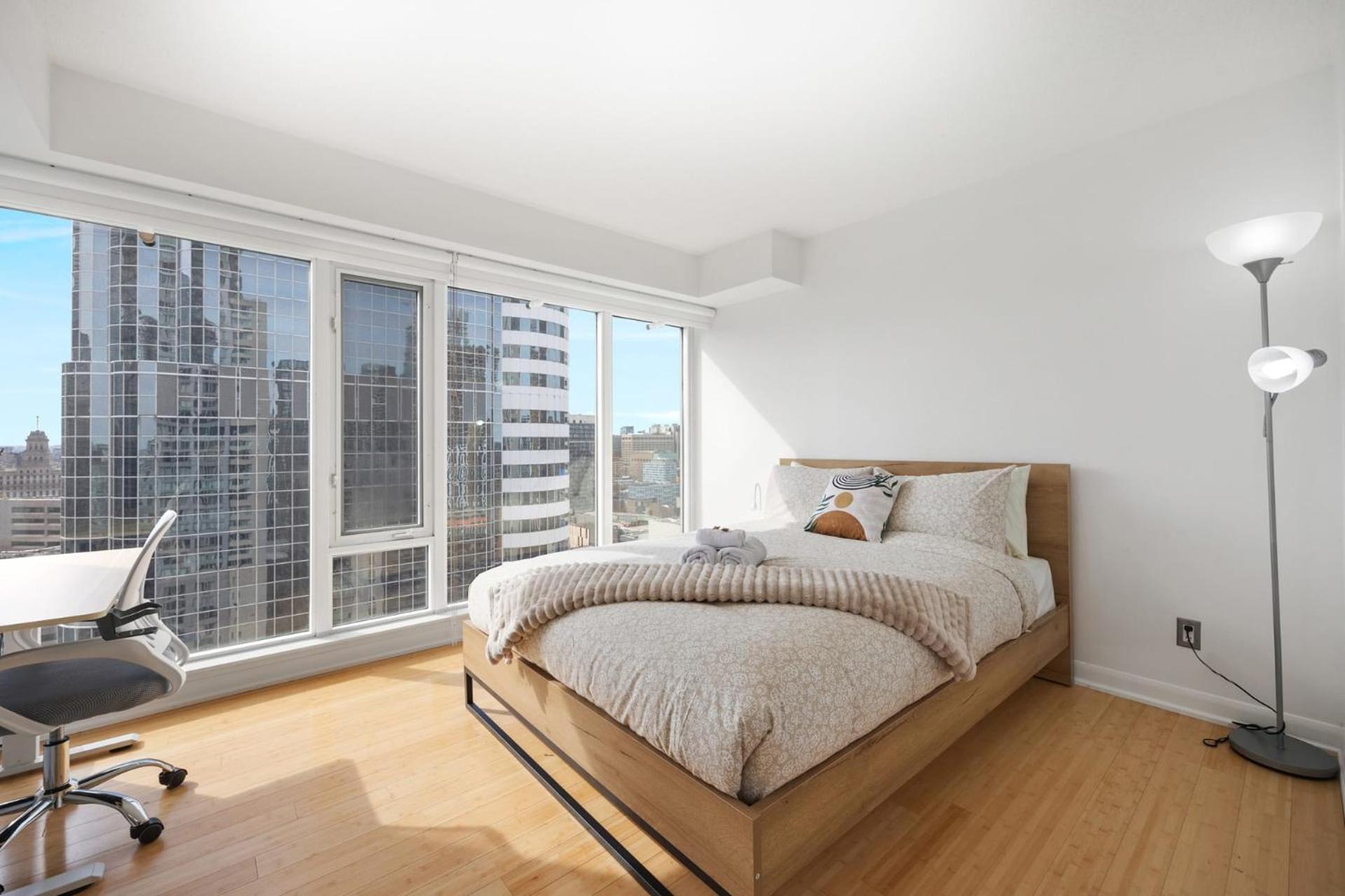 Modern 2-Bedroom Condo W Floor To Ceiling Windows Toronto Exteriör bild