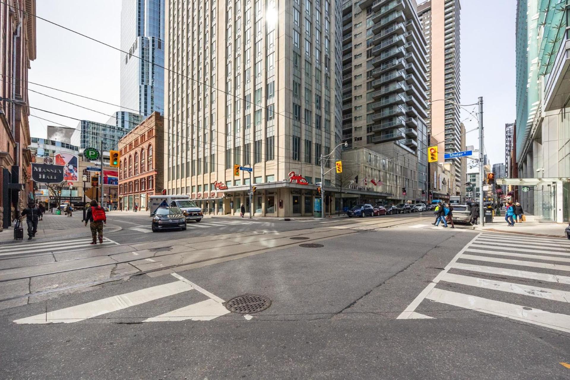 Modern 2-Bedroom Condo W Floor To Ceiling Windows Toronto Exteriör bild