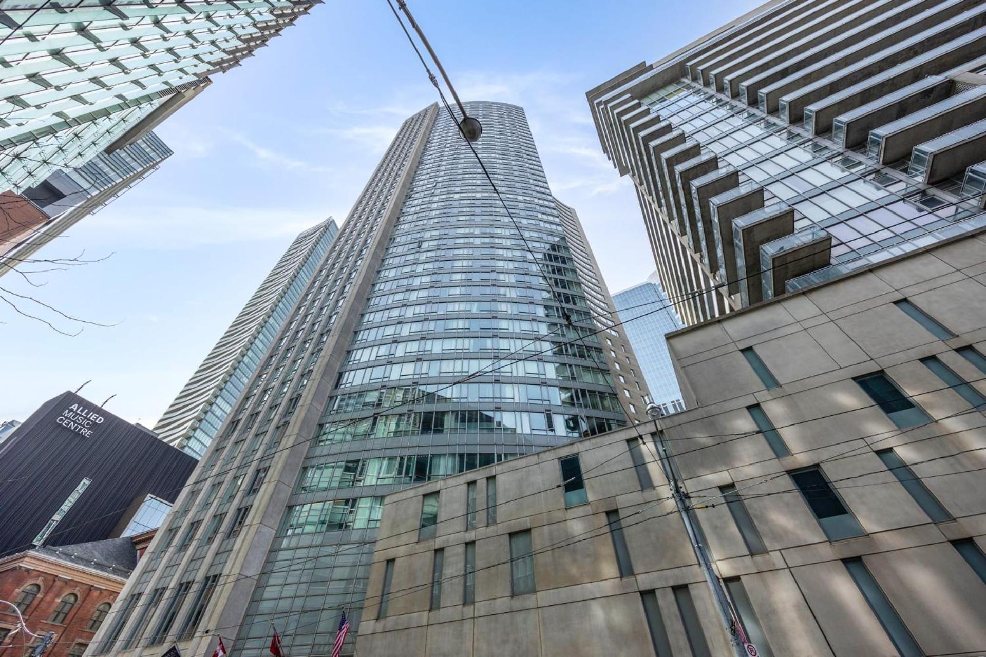 Modern 2-Bedroom Condo W Floor To Ceiling Windows Toronto Exteriör bild